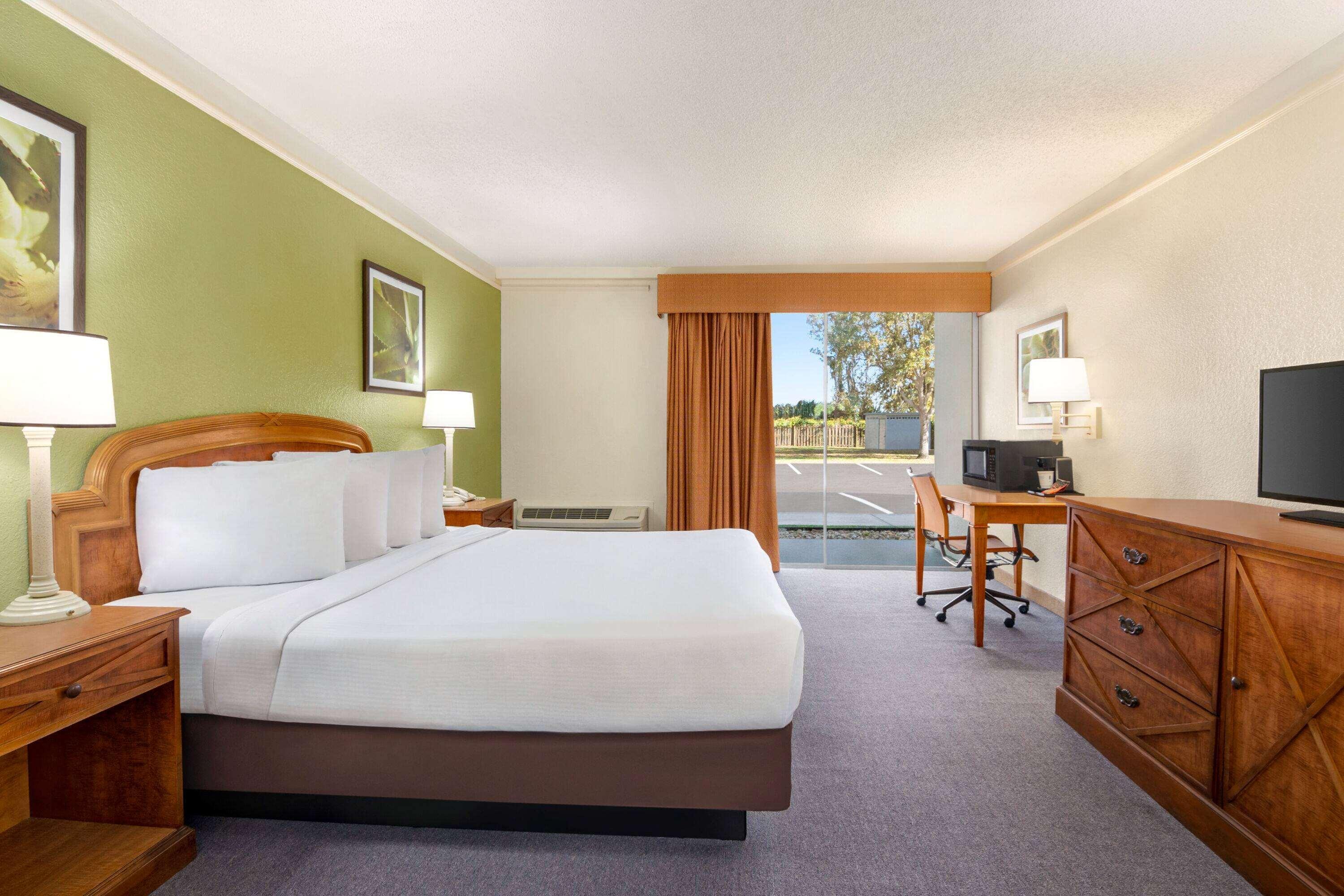 Baymont By Wyndham Daytona Beach - Intl Speedway Bagian luar foto