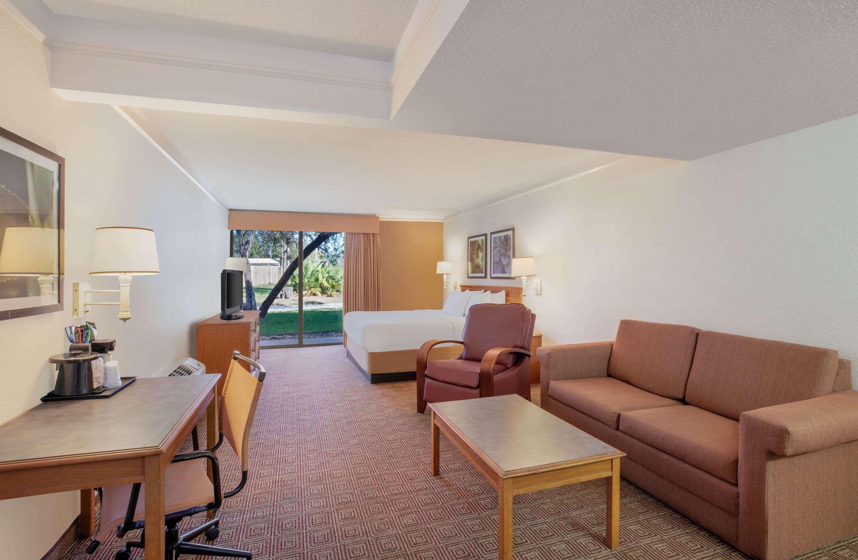 Baymont By Wyndham Daytona Beach - Intl Speedway Bagian luar foto
