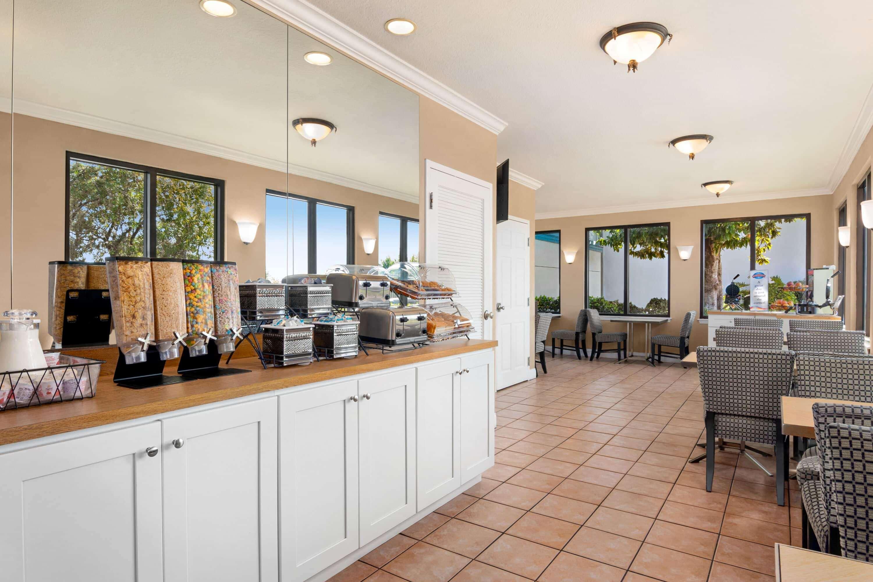Baymont By Wyndham Daytona Beach - Intl Speedway Bagian luar foto
