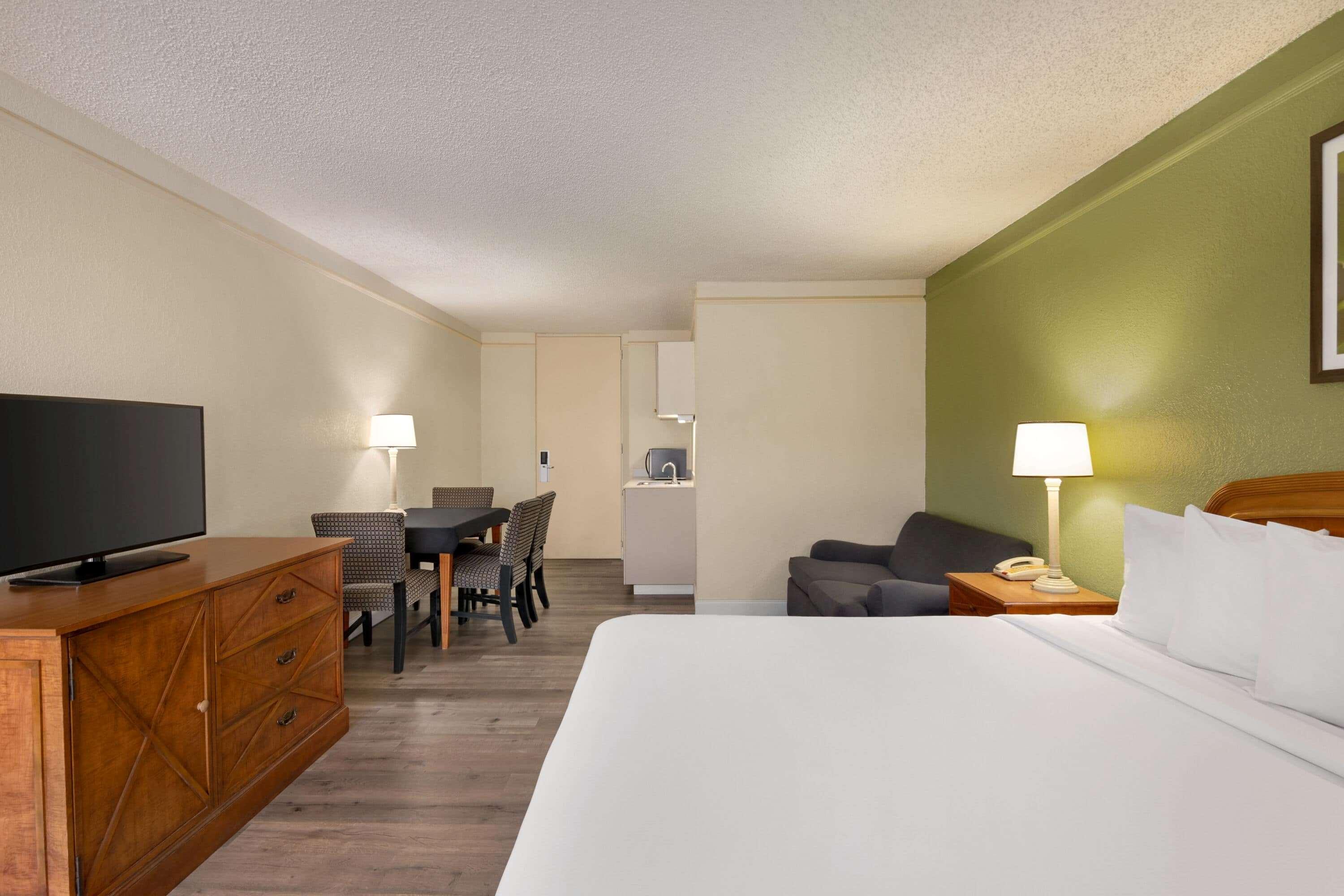 Baymont By Wyndham Daytona Beach - Intl Speedway Bagian luar foto